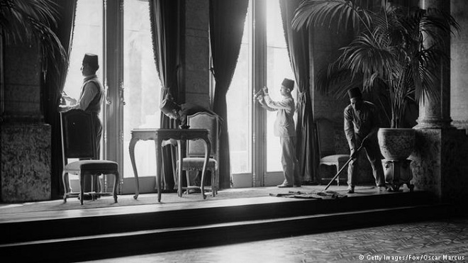 صورة أرشيفية لعمال ينظفون منزل السفير البريطاني لدى مصر مايلز لامبسون عام 1936